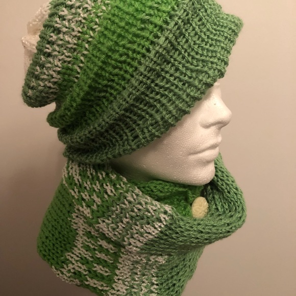Knitted hats & scarf 🧣. - Picture 5 of 8